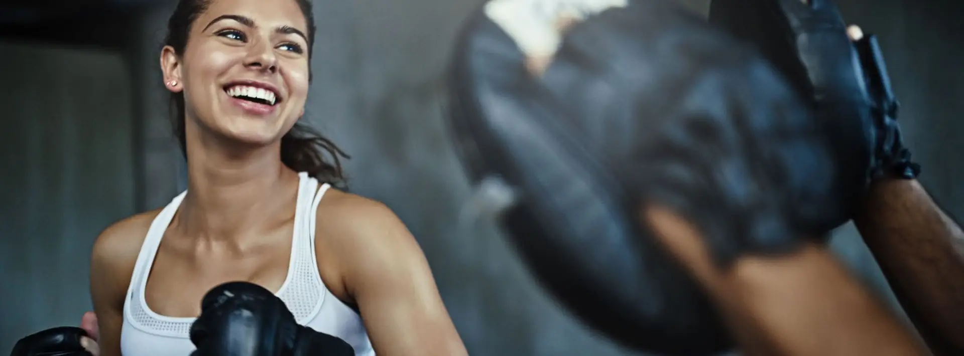 Sporter traint met dumbbells bij Sport Office